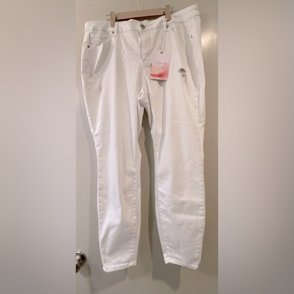 A Beautiful Soul NWT White Distressed Skinny Jean Size 16